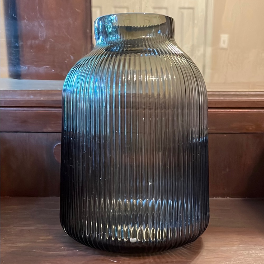 BLACK RIBBED VASE